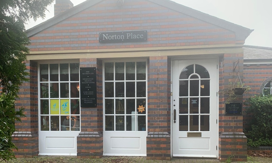 Image 2: 60-Min or 75-Min Swedish or Aromatherapy Full-Body Massage