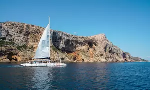 Navega por la costa de Denia con un tour en barco a la Cova tallada para 2, 4 u 8 personas y ahorra hasta un 59%