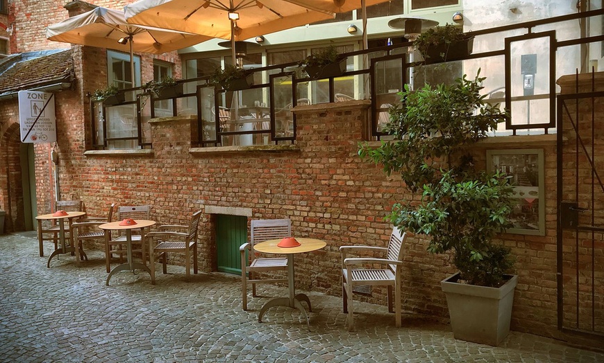 Image 2: Sfeervol bistrobezoek met een 2 gangen mosselmenu in Brugge centrum