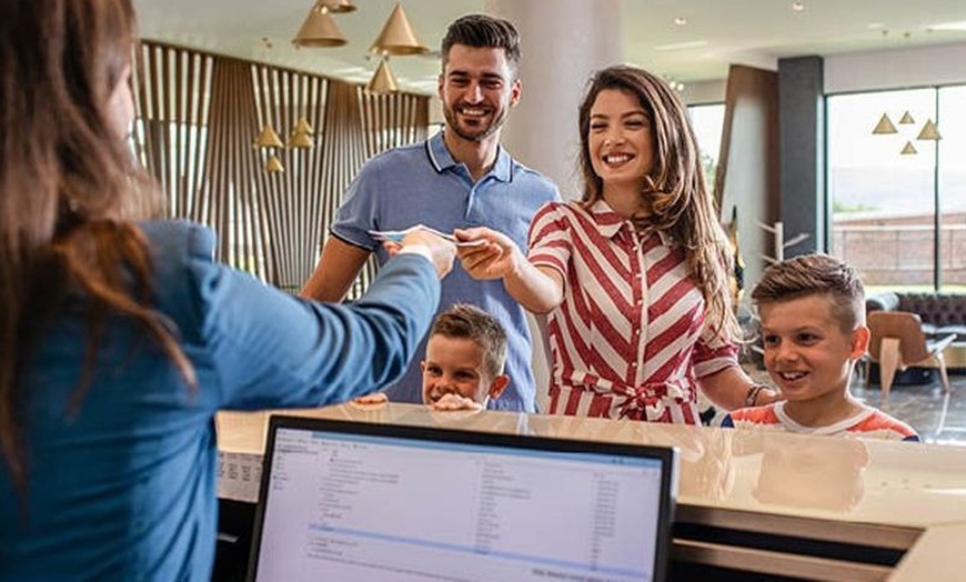 Image 9: Genova 4*: 1 o 2 notti con colazione, Acquario e Biosfera