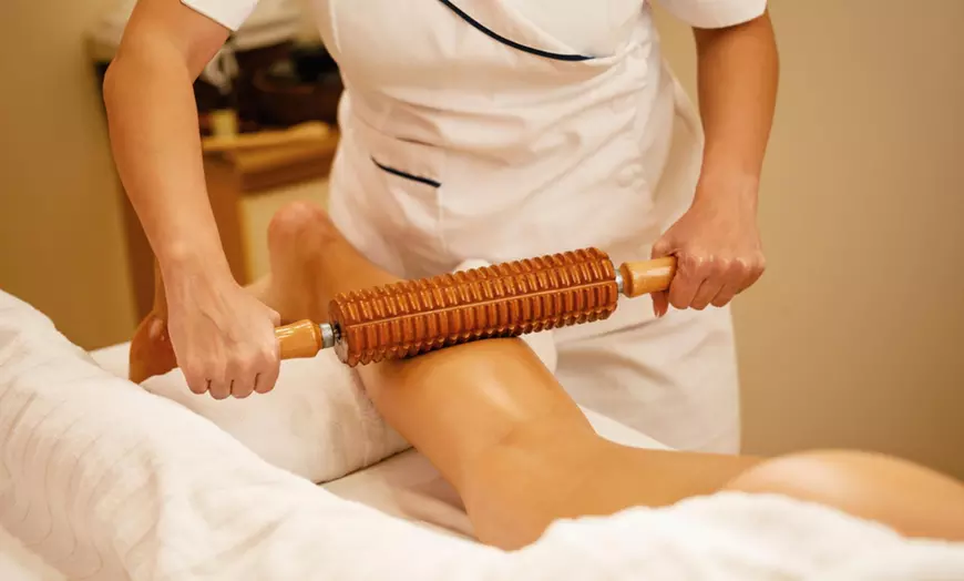 Image 1: Sesiones de maderoterapia con masaje drenante anticelulitis 