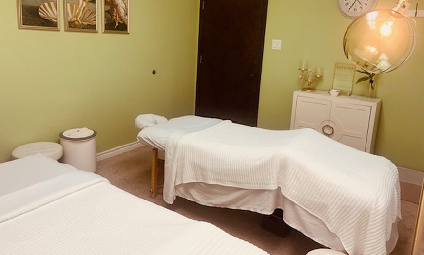 Image 3: 60- or 90-Minute Couples Massage