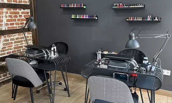 Uñas con gel o acrílico, esmaltado semipermanente y opción a diseño