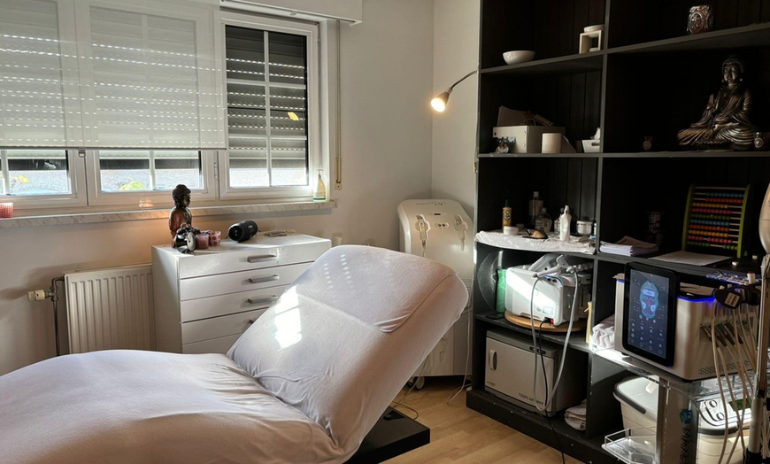 Image 4: Facelift met EMS: 1 of 2 anti-age gezichtsbehandelingen (–44%)