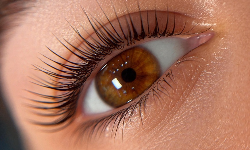 Image 1: Regard sublimé avec des cils galbés et des sourcils redessinés