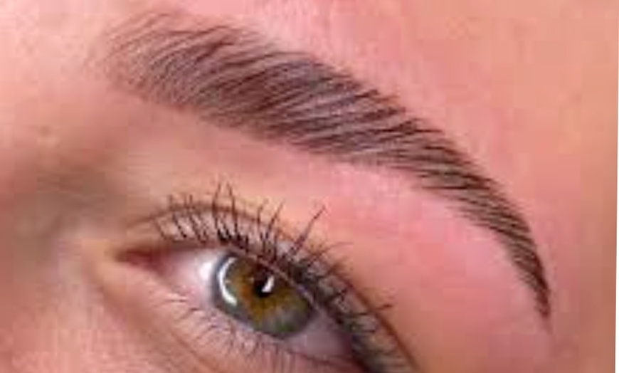 Image 2: Regard sublimé : rehaussement de cils, browlift ou soft shading