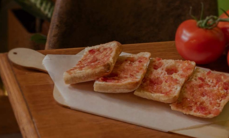 Image 5: ¡Hora de tapear! Menú de tapas para 2 o 4 personas con bebida y postre