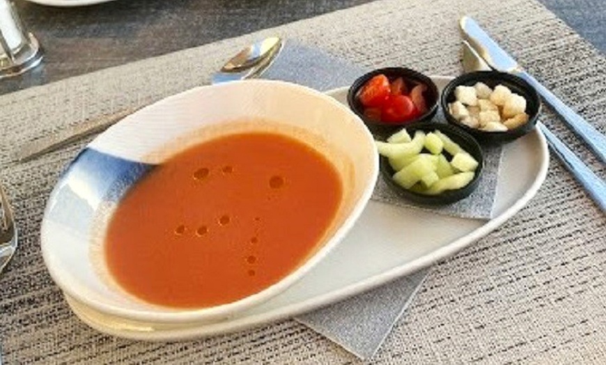 Image 18: Menú mediterráneo para 2 o 4 con postres y vino con vistas al mar