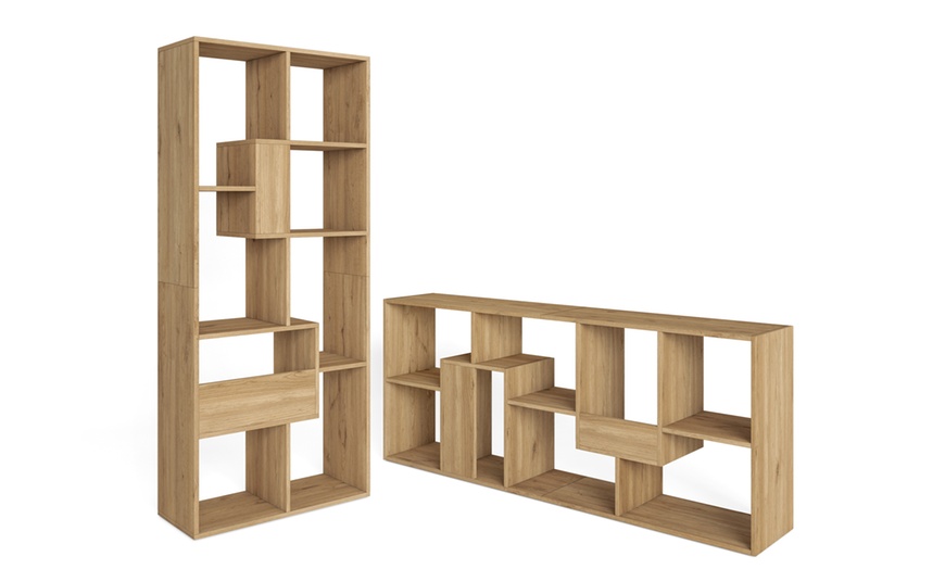 Image 47: Speels vormgegeven boekenkast