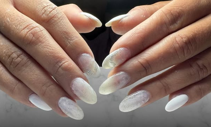 Image 6: 1 o 3 sesiones de manicura y/o pedicura para 1 persona