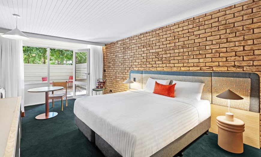 Image 2: Mornington Peninsula, Flinders: King Room with Bottle of Prosecco
