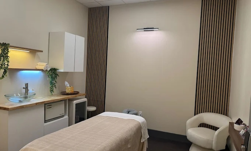 Image 2: Prenatal Relaxation Massage with Aromatherapy & Scalp Massage Options