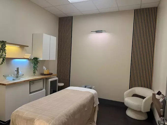 Prenatal Relaxation Massage with Aromatherapy & Scalp Massage Options