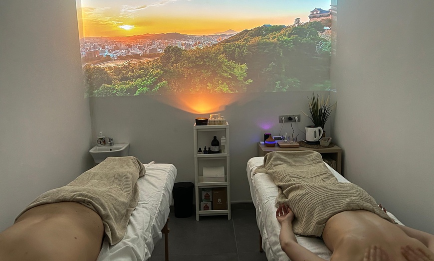 Image 4: Masaje en pareja: relajante o ritual de "Masajes del mundo" a elegir