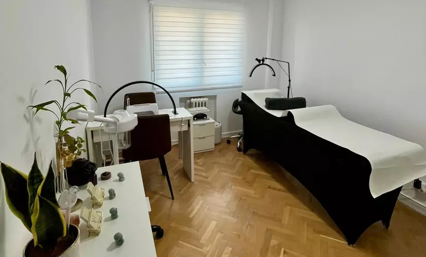 Image 9: Manicura, pedicura o uñas gel con esmaltado clásico o semipermanente 