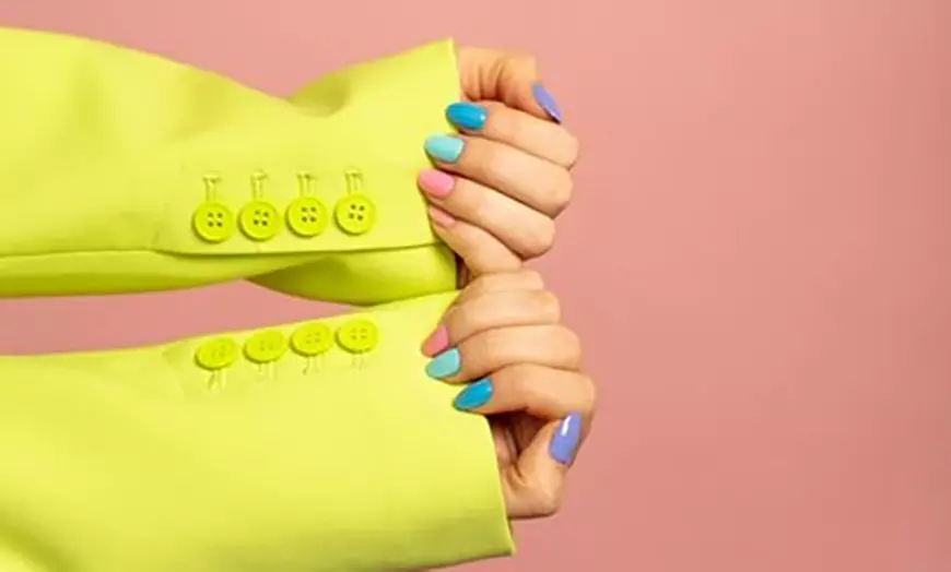 Image 1: Sesión de manicura y/o pedicura con esmaltado normal o semipermanente