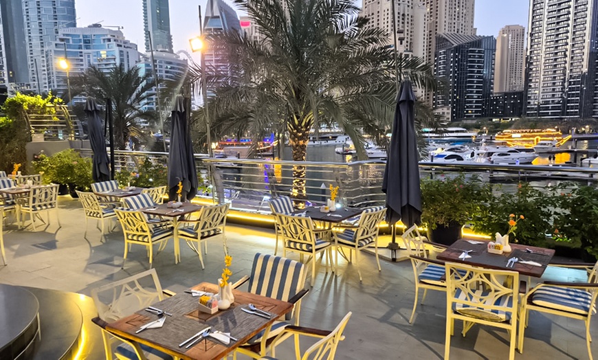 Image 1: 4* Christmas Eve Dinner/Lunch & Beverages for Up to 4 Adults or Child