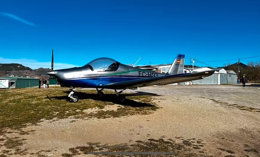 Image 1: Vuelo en avioneta para 1 persona con video de la experiencia 