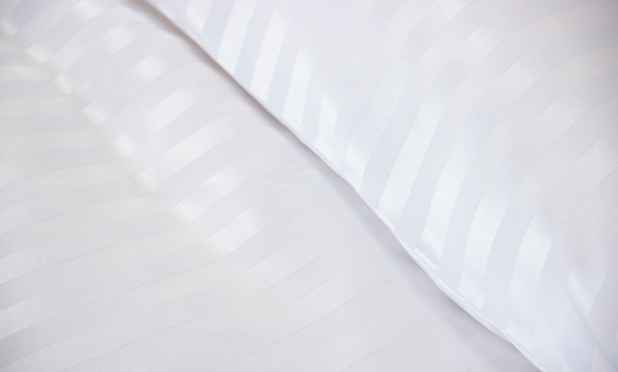 Image 8: Parue de lit en microfibre satinée