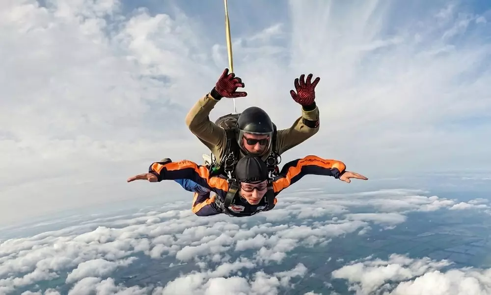 Tandem-Fallschirmsprung aus 4000 Meter Absprunghöhe für 1-2 Personen