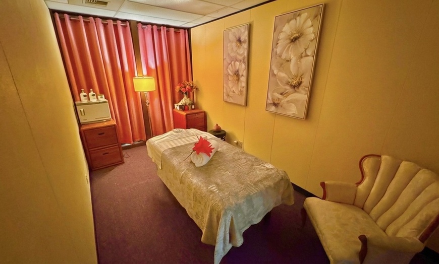 Image 4: Deluxe Body Massage with Hot Stone or Aromatherapy & Lavender Oil