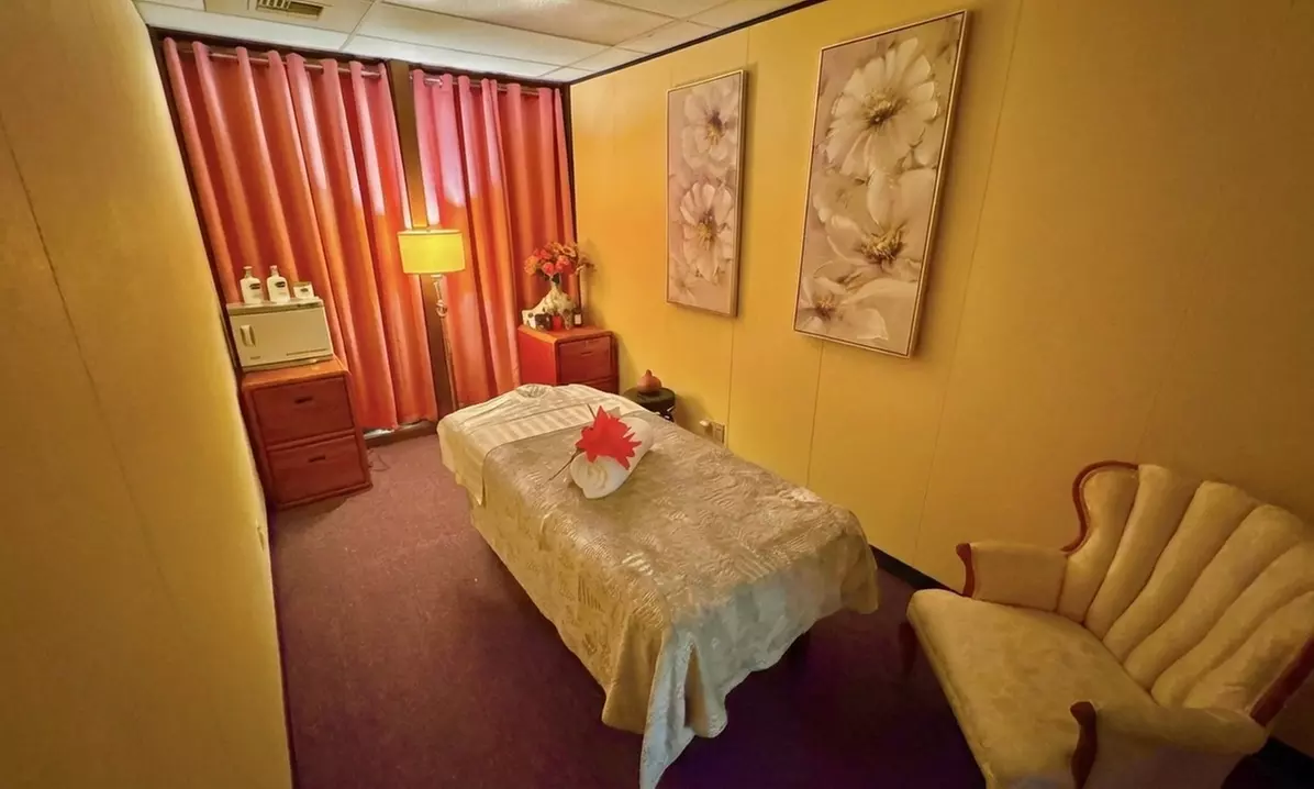 Deluxe Body Massage with Hot Stone or Aromatherapy & Lavender Oil