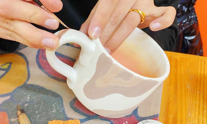 Image 7: Taller a elegir entre pintura de tazas, tote bags, cuadros o cerámica