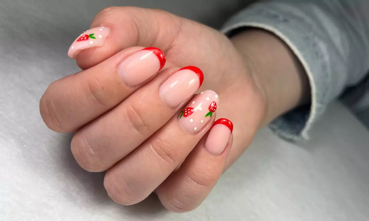 Manicure hybrydowy lub odnowa żelowa dla pięknych paznokci