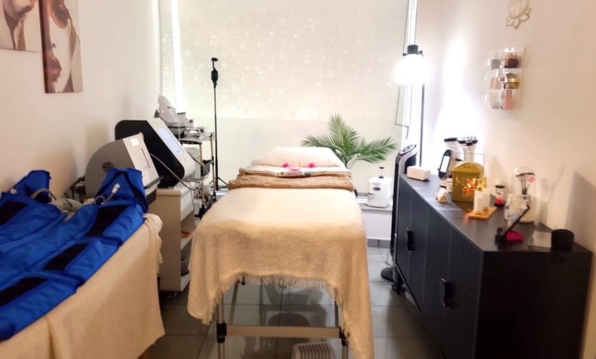 Image 8: Masaje capilar booster o con limpieza facial incluida