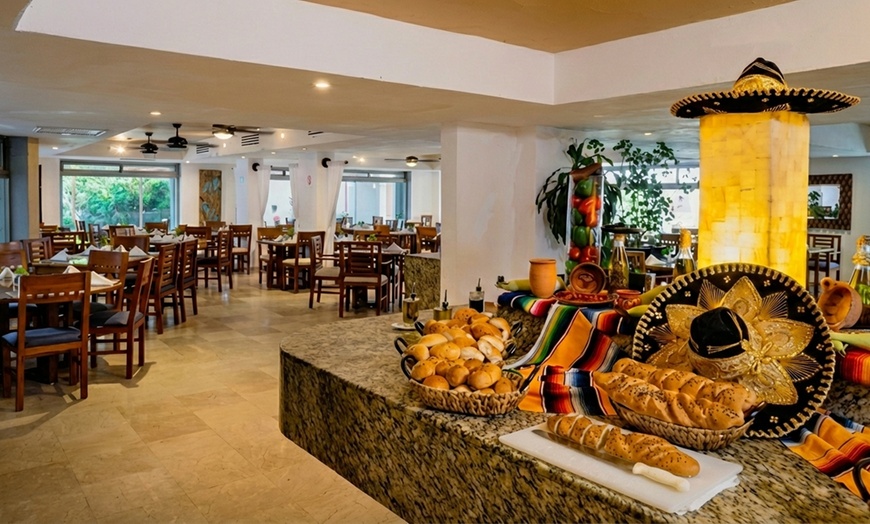 Image 14: ✈ All-Incl. Paradise: 4 Nights at Flamingo Beach Resort Cancún