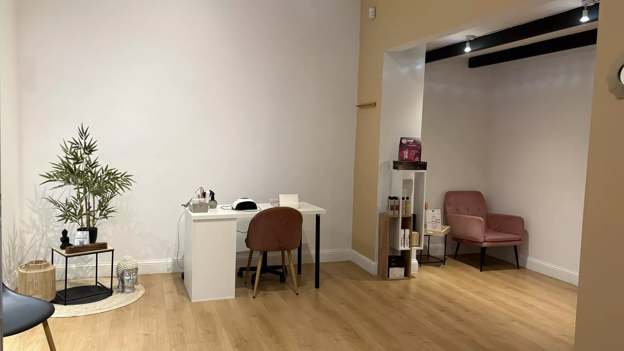 Aromaterapia y masaje facial con head spa japonés