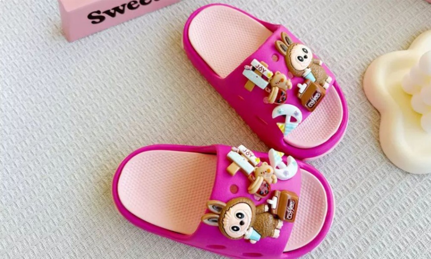 Image 6: Chaussons personnage cartoon