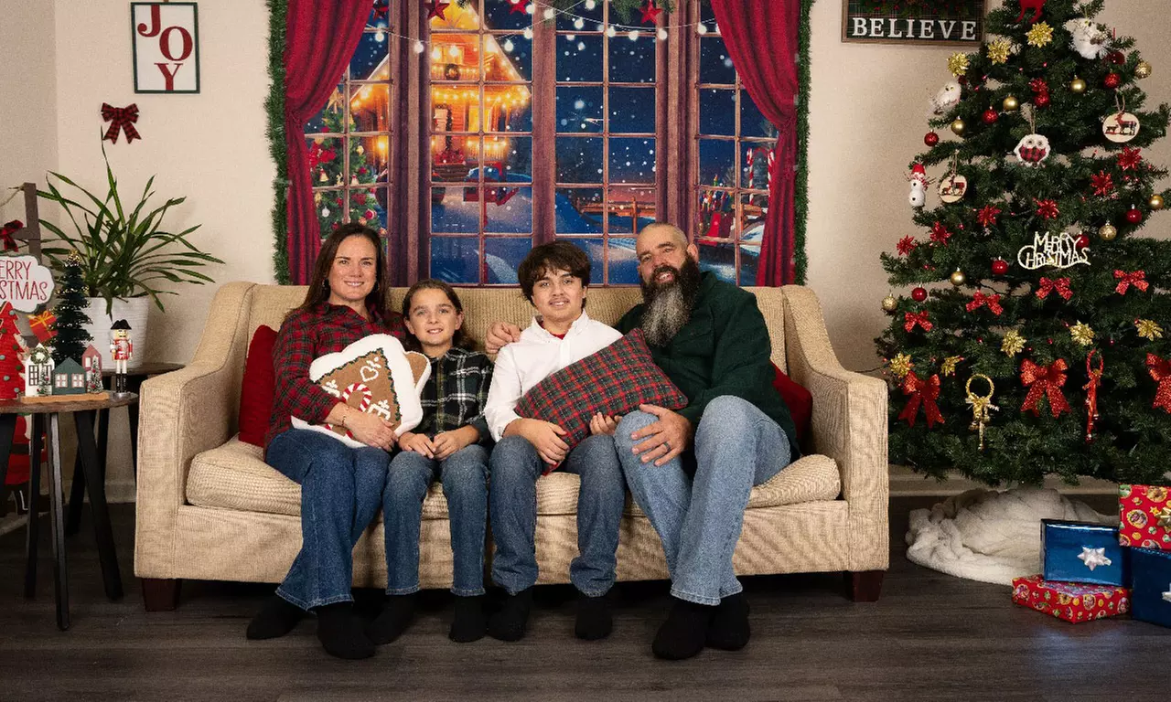 15-Minute Christmas Mini Session with 3 Edits and Online Gallery