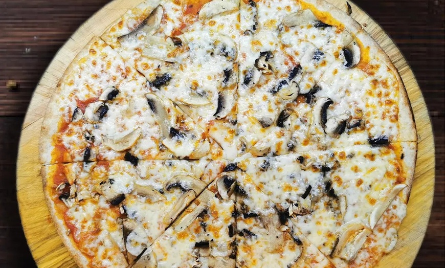 Image 9: Pizza oder Pasta nach Wahl inkl. Salat für 1, 2 oder 4 Personen