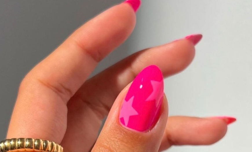 Image 3: Sesión de manicura y/o pedicura con esmaltado normal o semipermanente