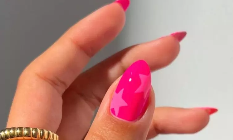 Sesión de manicura y/o pedicura con esmaltado normal o semipermanente