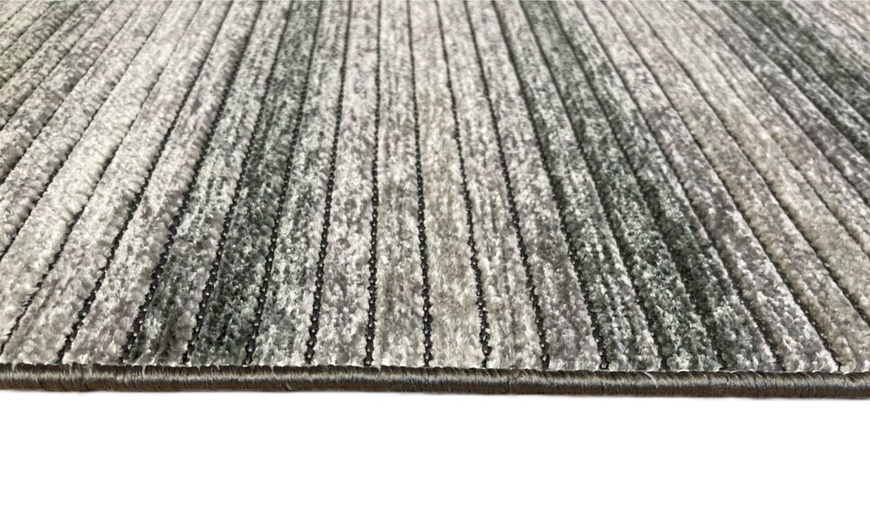 Image 19: Gestreifter Teppich