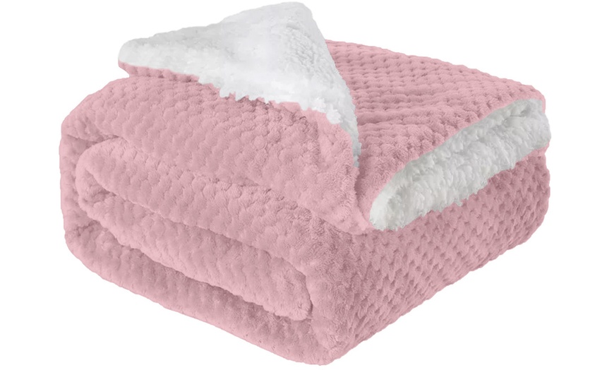 Image 14: Kuschelige Decke aus Sherpa-Material