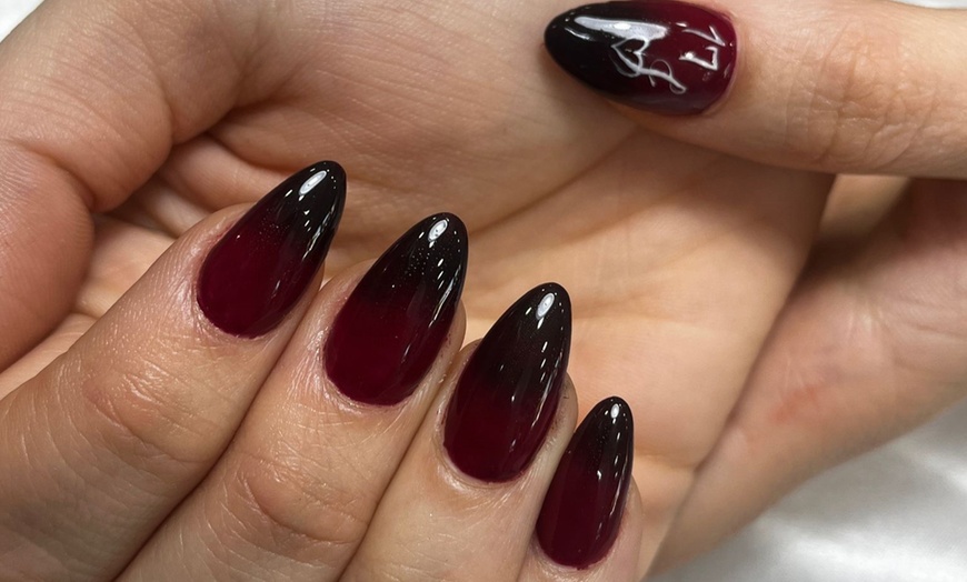 Image 1: 2 sesiones de manicura con esmaltado semipermanente para 1 persona