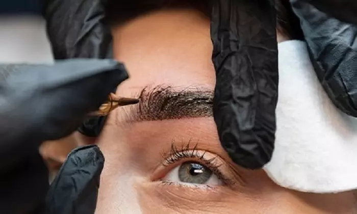 Sesión de microblading o microshading de cejas