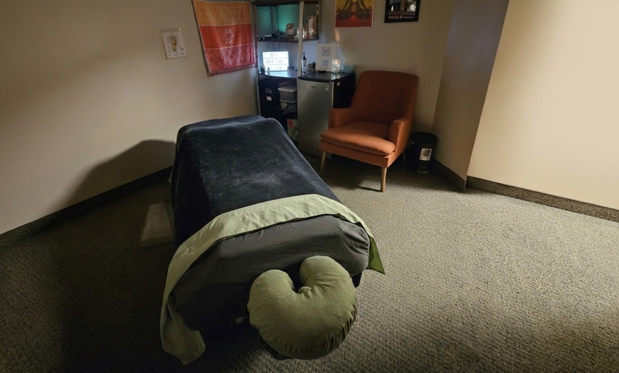 Image 2: 2-Hour Customized Relaxation & Pain Relief Massage