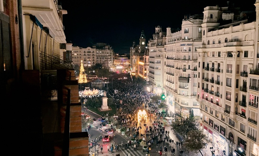 Image 2: 1 acceso a balcón privado para mascletà nocturna con copa y picoteo