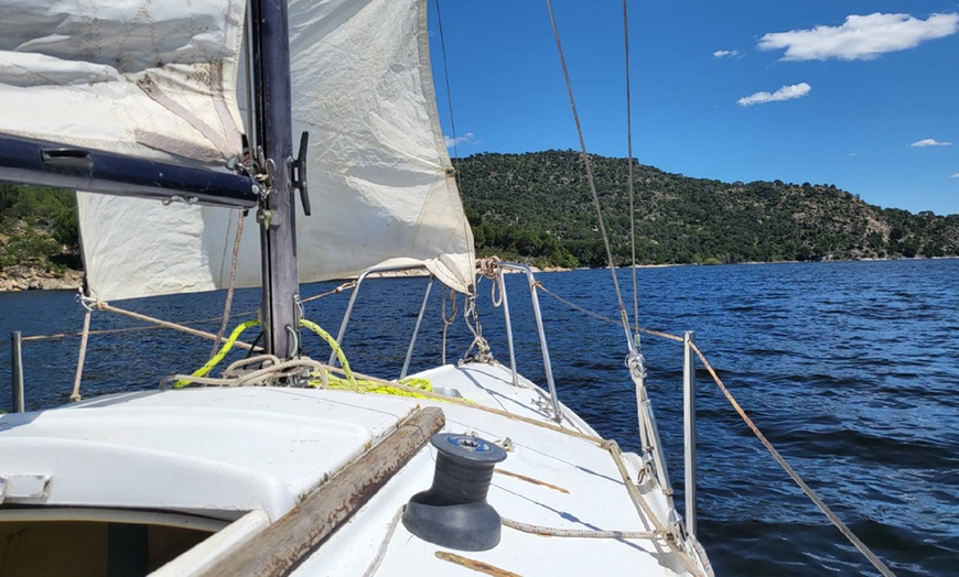 Image 3: Rutas en velero en el Pantano de San Juan con bebida y aperitivo
