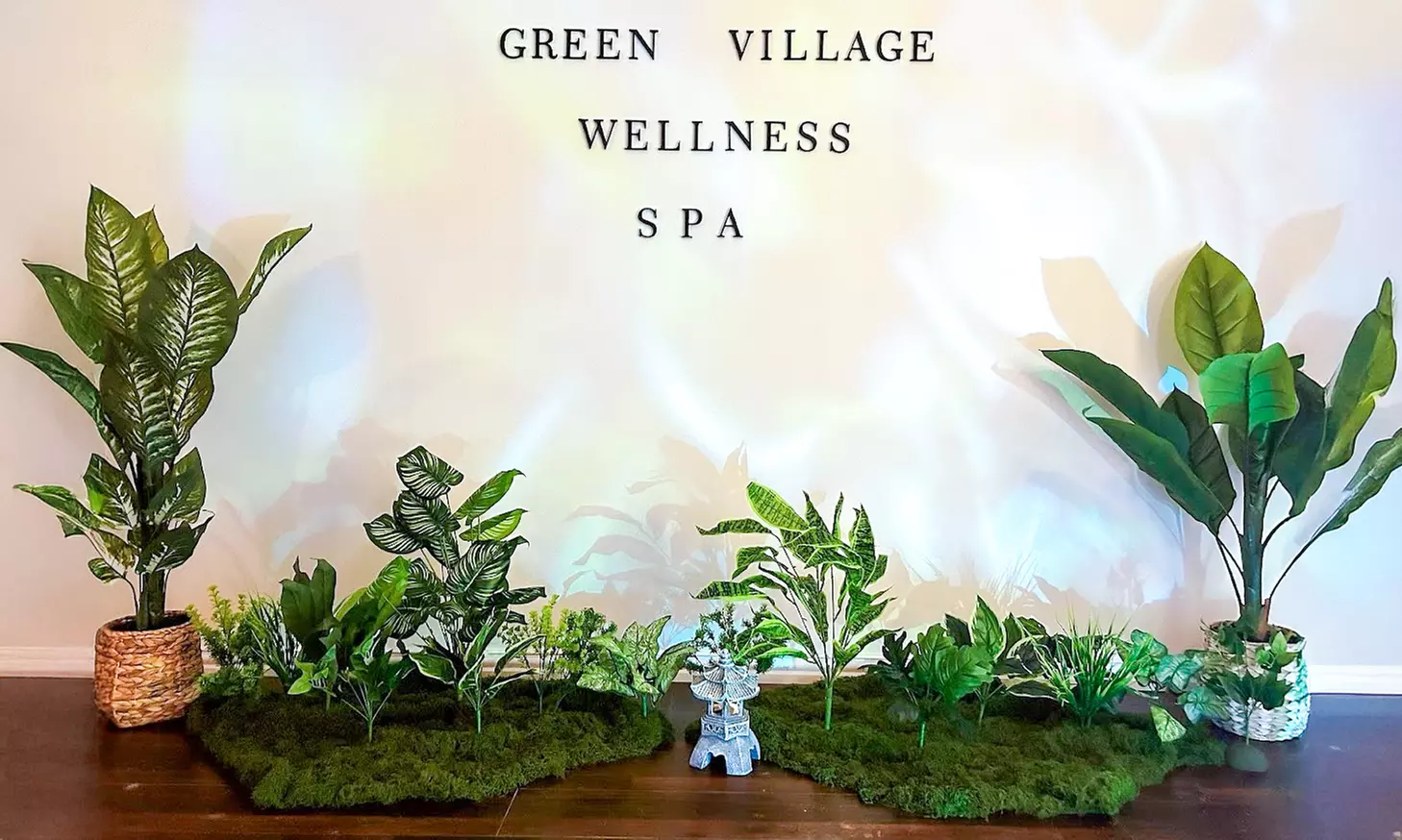 30-Min Back and 30-Min Feet Deep Tissue Massage with Eye Spa Mask, Hot Stone, and Essential Oil (Up to 42% Off) - Primary Image
