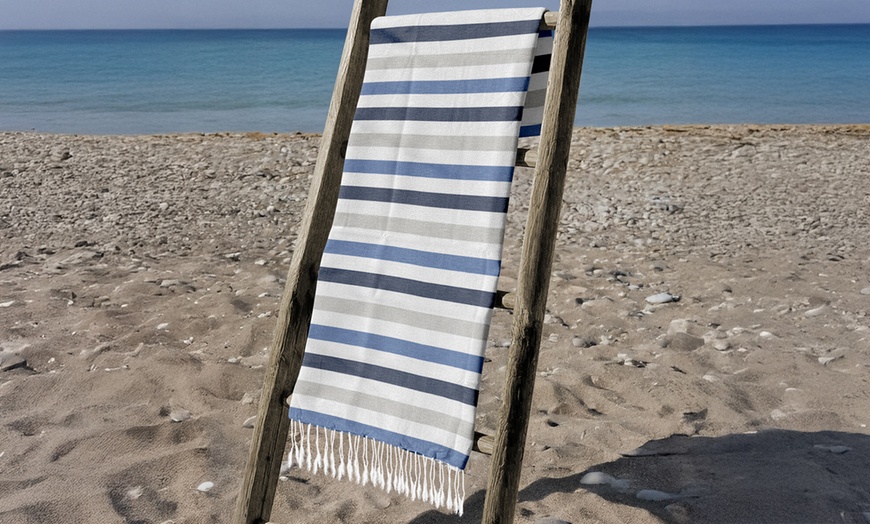 Image 5: Toalla de playa grande con diseño de rayas