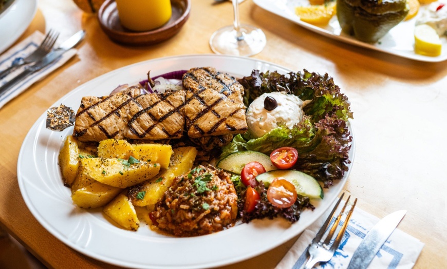 Image 1: 3-Gänge-Menü mit Kykladen-Platte, Vorspeise & Dessert für 2-4 Personen