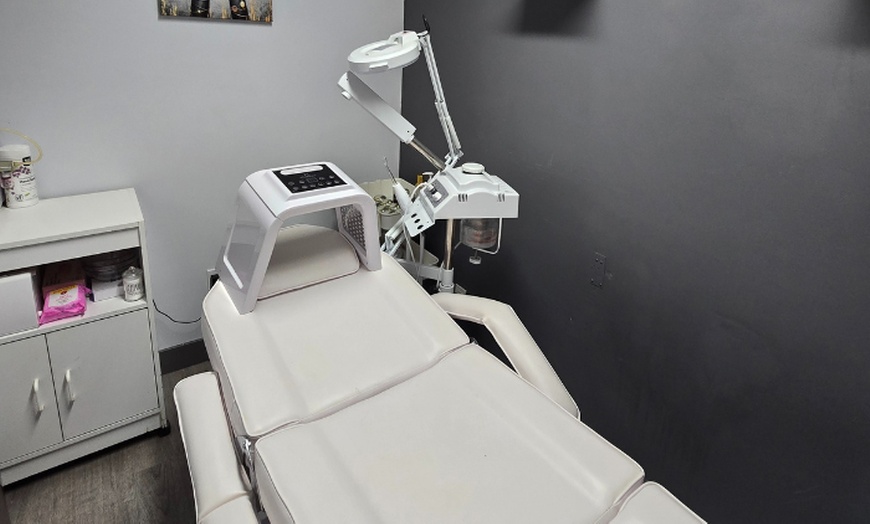 Image 2: 90-Minute Signature/Deluxe Anti-Aging Facial Or Lifting/Firming Facial