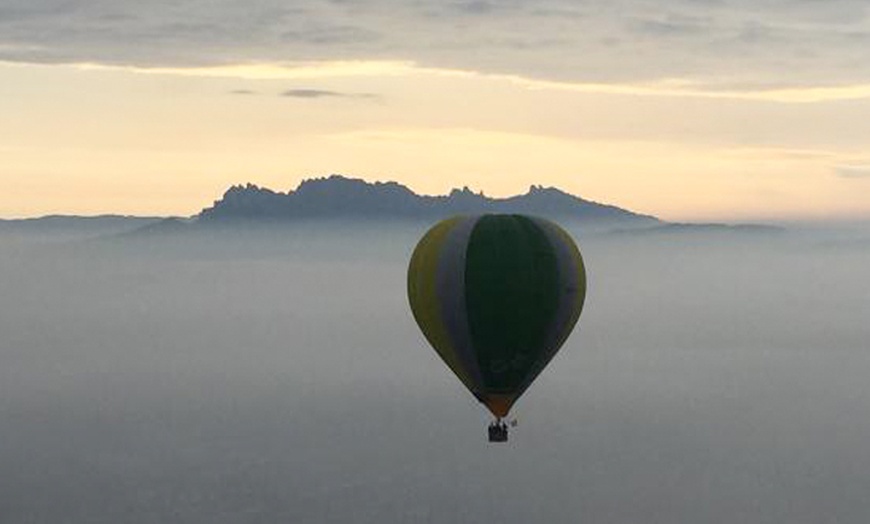 Image 3: Vuelo en globo con snacks, reportaje fotográfico, cava y diploma 