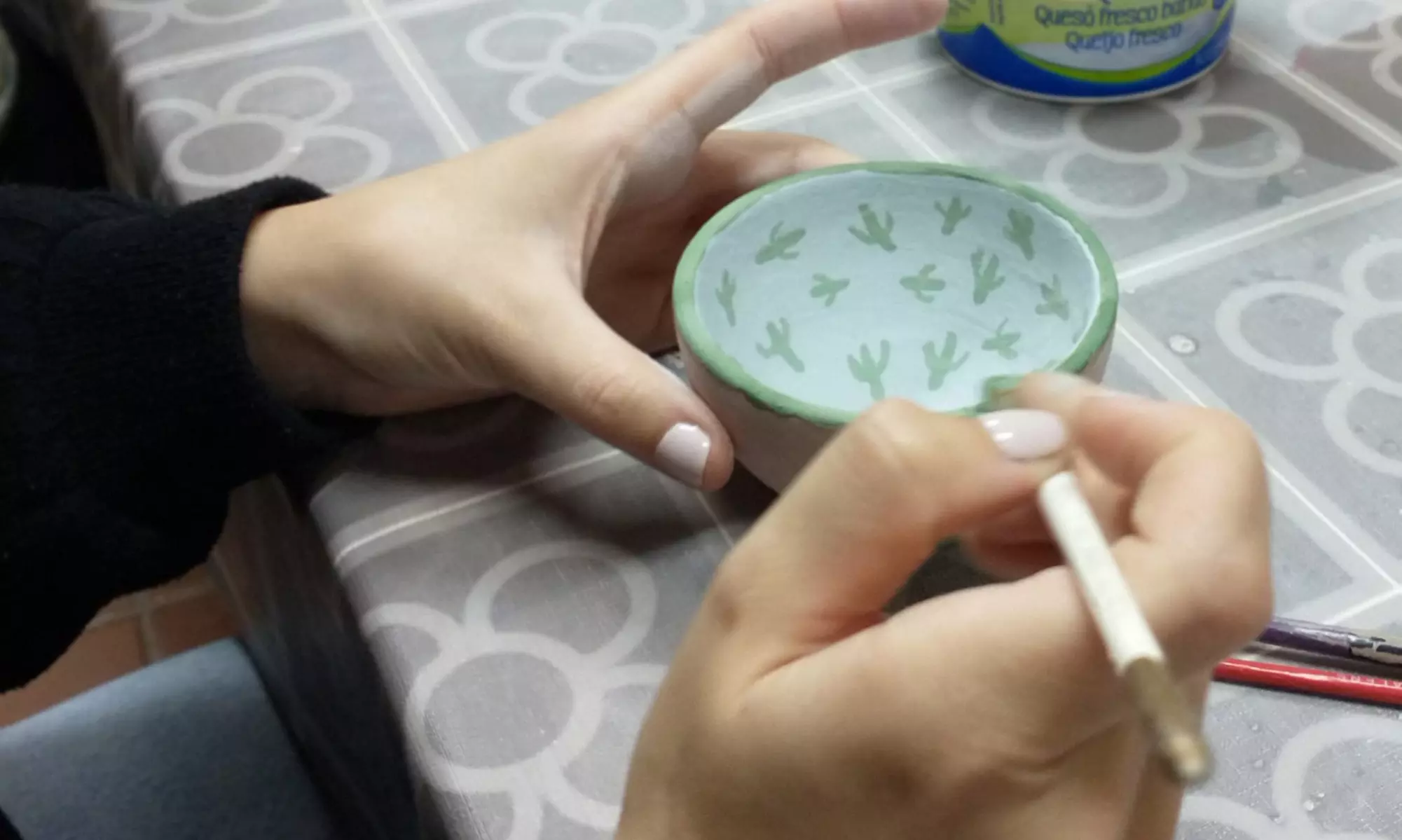 ¡Taller de pintura en cerámica con bebidas para 1 o 2 personas!