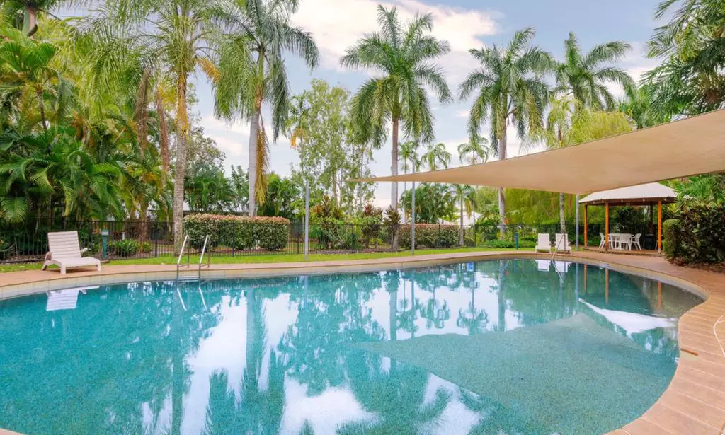 Palm Cove Getaway: Two or Three-Bedroom Apartment with WiFi